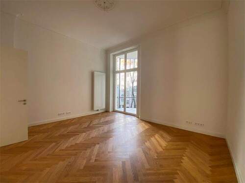 Raumbeispiel mit Balkonzugang - 