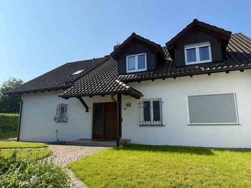 Hausansicht - Eleganz trifft Natur, mit Weitblick und großem Garten, perfekt für anspruchsvolle Käufer!