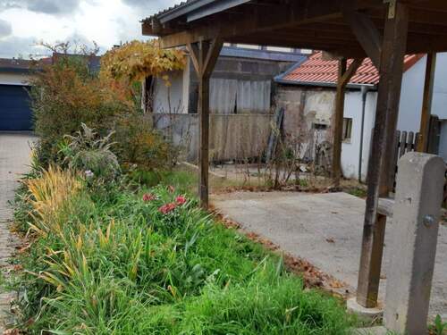 Carport u. Grünstreifen - 