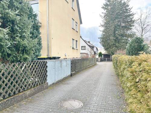 Einfahrt zu den Garagen - 