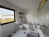 Badezimmer mit Badewanne und.. - 5 Zimmer Reihenmittelhaus in Böblingen