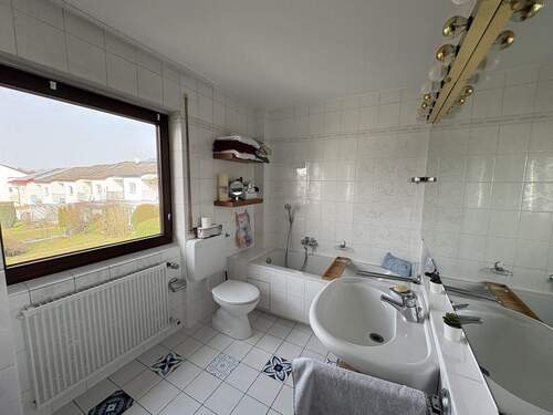 Badezimmer mit Badewanne und.. - 5 Zimmer Reihenmittelhaus in Böblingen