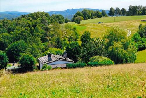 Höhenlage mit Bungalow in Nachbarschaft - 
