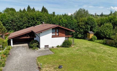 Blick zum Haus - Familienfreundliches Einfamilienhaus mit weitläufigem Garten zur Vermietung in Happing