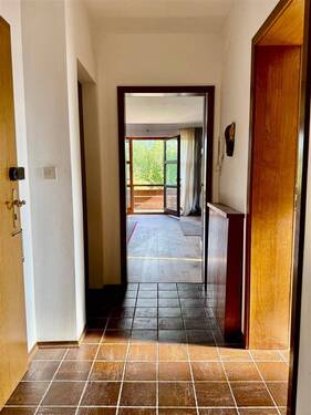 Diele mit Blick ins Wohnzimmer - 