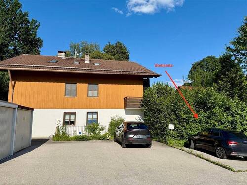 Hausansicht Westen mit Stellplatz rechts - 