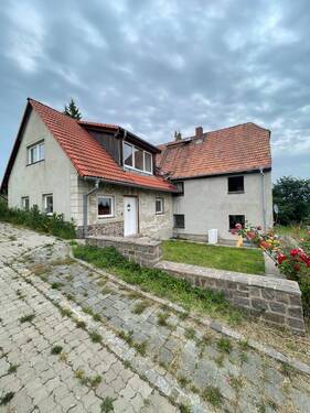 Hausansicht - Ideal für Handwerker und Familien! Sanierungsbedürftiges Zweifamilienhaus mit Nähe zur Natur in ruhiger Lage von Klipphausen!