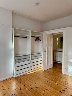 Zimmer 2 u. Kleiderschrank - 