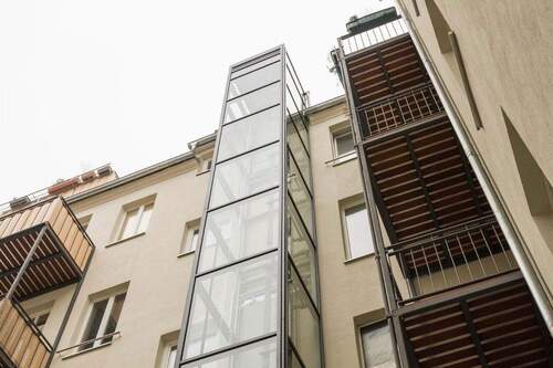 Aufzug im Innenhof - 