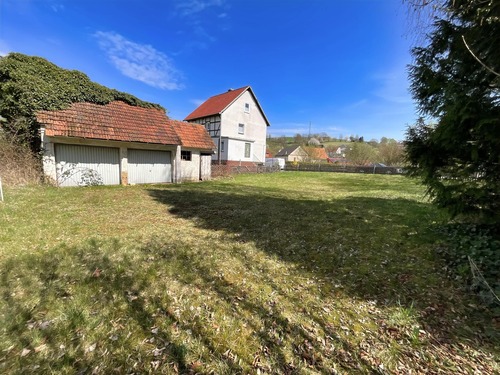 Außenansicht Grundstück mit Garagen - 