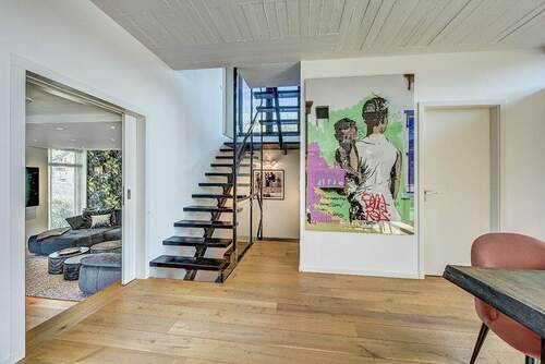 Treppenhauns und Blick in die Bibliothek - 