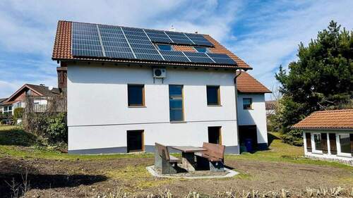 Südansicht mit PV-Anlage - 