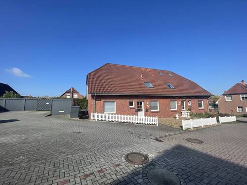 Gesamtansicht mit Garagen - 1 Zimmer Mehrfamilienhaus, Wohnhaus zum Kaufen in Schortens