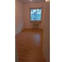 Helle, sanierte 4-ZKBWC mit Balkon, neuer Küche & Stellplatz - 83 m², Paderborn-Sennelager