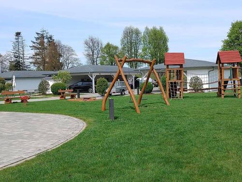 Spielplatz mit Carport.jpg - 