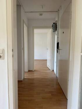 Flur / Diele - 3 x 2 Zimmer Wohnung mit Balkon (Beschreibung und Besichtigung beachten!)