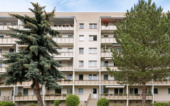 Hausansicht - Attraktive, demnächst frei werdende Eigentumswohnung mit Balkon und schönem Grünblick