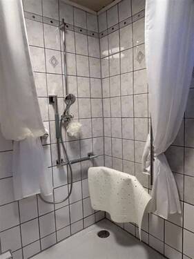 Bad mit Dusche und WC EG - 