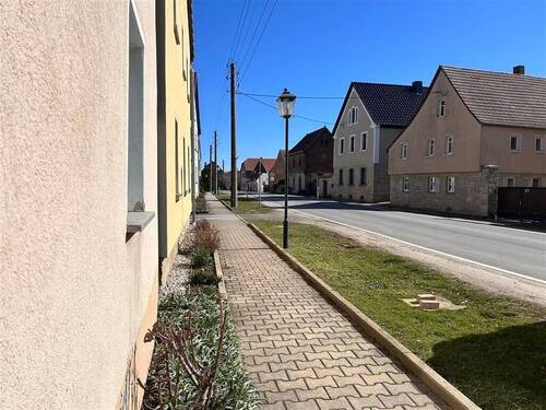 Straßenfront - 6 Zimmer Bauernhaus, Landhaus zum Kaufen in Schkölen b Eisenberg
