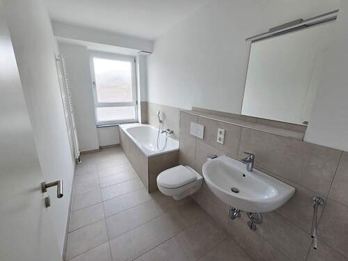 Tageslichtbad mit Wanne - 2 Zimmer Etagenwohnung in Aachen