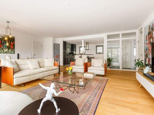 Sleek & Complete - 3 Zimmer Etagenwohnung in Berlin