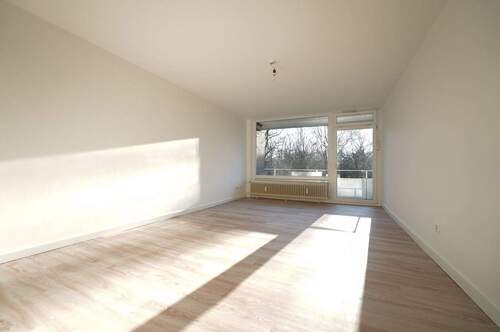 Geräumiges Wohnzimmer mit Zugang zum Balkon - Etagenwohnung mit 60,00 m&sup2; in Seevetal zur Miete