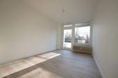 Helles Schlafzimmer mit Zugang zum Balkon - 