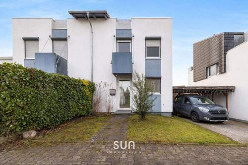 HAUSANSICHT MIT CARPORT UND STELLPLATZ - 