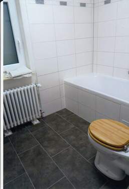 OG - Bad mit Wanne und WC - 