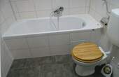 OG - Bad mit Wanne und Toilette - 