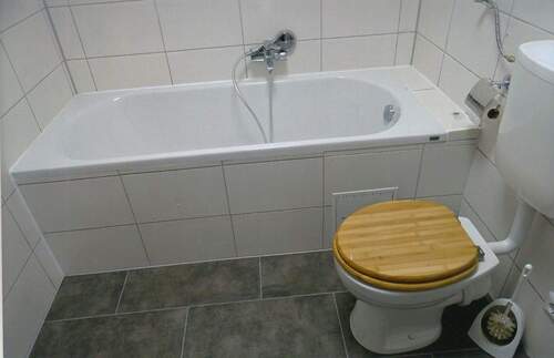 OG - Bad mit Wanne und Toilette - 