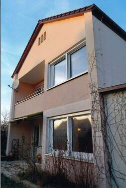 Gartenansicht des WH mit Terrasse im EG - 4 Zimmer Mehrfamilienhaus, Wohnhaus zur Miete in Wülfershausen an der Saale