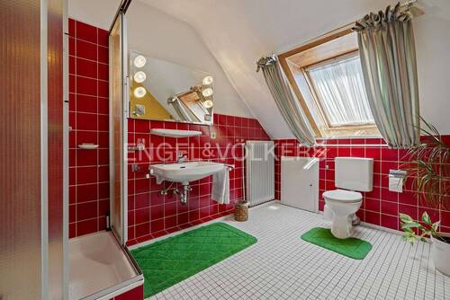 Badezimmer im Dachgeschoss - 