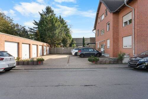 Garagen und Pkw-Stellplätze - 4 Zimmer Etagenwohnung in Jülich / Koslar