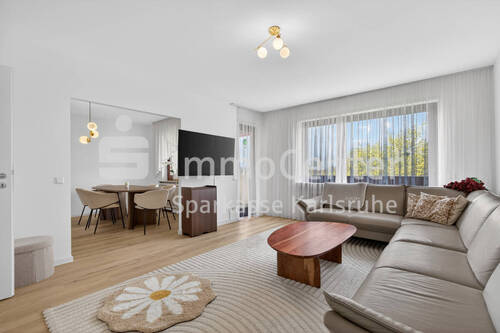 Wohnzimmer - Einziehen und wohlfühlen: Stilvoll sanierte 4-Zimmer-Wohnung mit Loggia