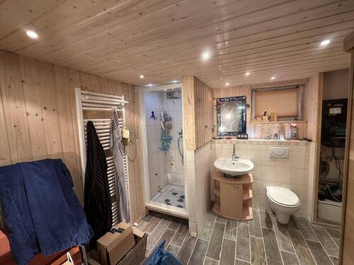 Badezimmer mit Infrarotsauna im Keller - 