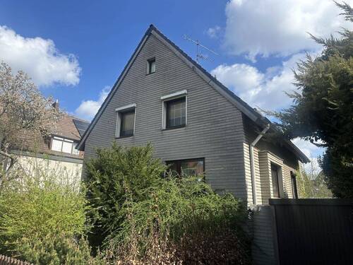 Vorderansicht Garagenseite - 6 Zimmer Mehrfamilienhaus, Wohnhaus zum Kaufen in Hannover