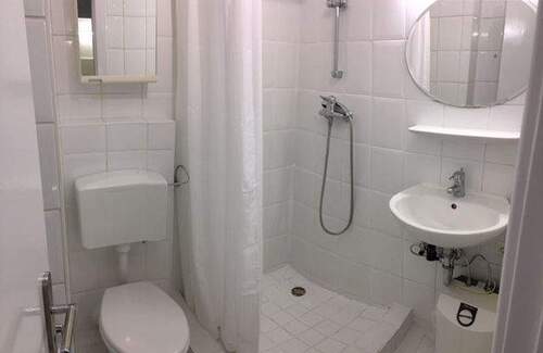 Duschbad.JPG - Etagenwohnung mit 24,00 m² in Hamburg zur Miete