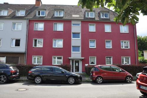 Hausansicht - Wohnen mit Wohlfühlfaktor: Geräumige 3-Zimmer-Wohnung mit Sonnenbalkon