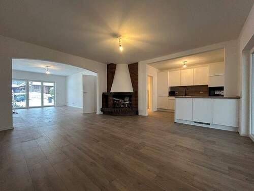 Ess/Kaminbereich - Erstbezug nach Grundsanierung ! Endhaus mit Studio, Vollkeller und 2 Garagen