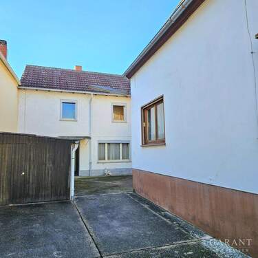 Hof/ Einfahrt - Mehrfamilienhaus, Wohnhaus mit 105,00 m&sup2; in Haßloch zum Kaufen