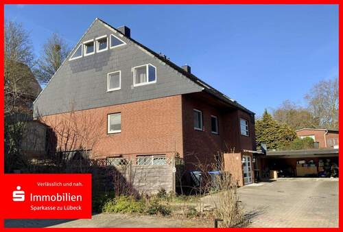 Hausansicht mit Carportanlage - Dachgeschosswohnung in ruhiger Ringstraße von Stockelsdorf