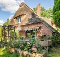 Charakterhaus unter Reet mit großem Garten - Vollersode