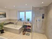 Dusche und Badewanne - 