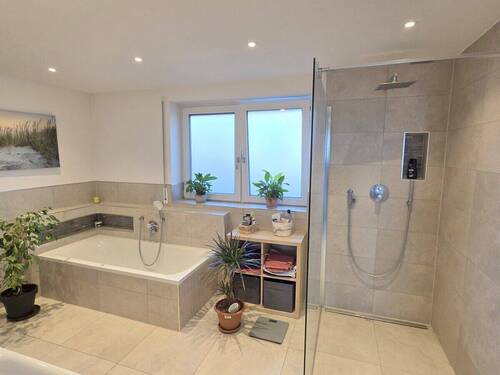 Dusche und Badewanne - 