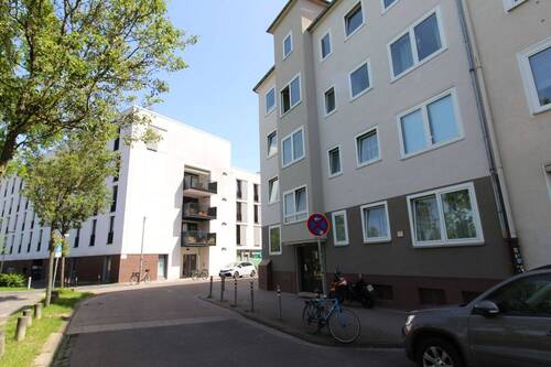 Hausansicht - Gepflegte 2-Zimmer Wohnung mit Balkon in ruhiger und zentraler Lage