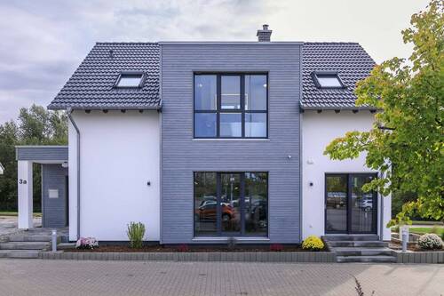 Hausansicht - Wow... was für ein tolles Haus mit Grundstück