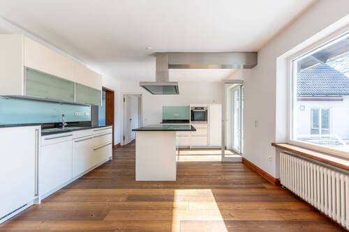 Essbereich mit offener Küche - 7 Zimmer Einfamilienhaus in Grünwald