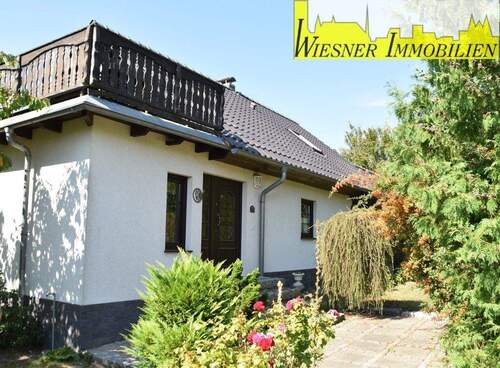 Hauseingang - Ruhig gelegen und Weitblick inklusive! EFH mit Nebenglass auf großem Grundstück !