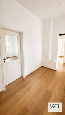 Wohnungsflur mit Blick zum Wohnzimmer - 4 Zimmer Etagenwohnung in Braunschweig